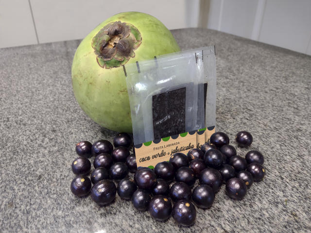 Image of Fruta laminada de jabuticaba e coco verde