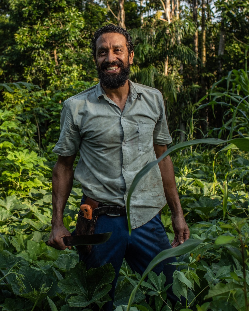 Produtor rural e consultor técnico Eduardo Darvin no sistema agroflorestal de seu sítio, em Alta Floresta (MT)