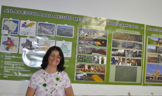 Cristina Criscoulo e o painel que antecipa a 2ª edição do GeoAtlas