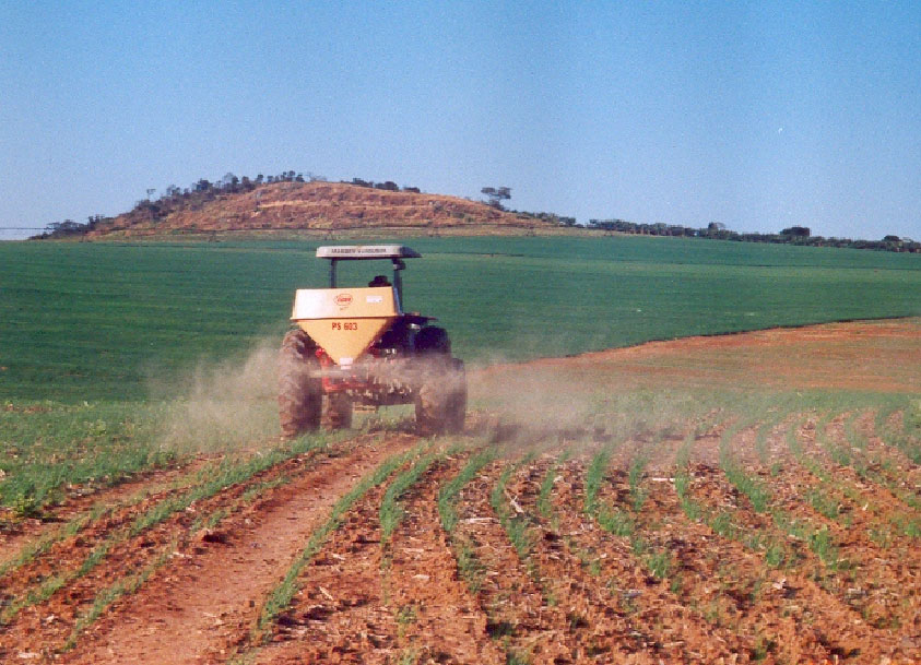 Equipamento distribuidor de adubo em faixa