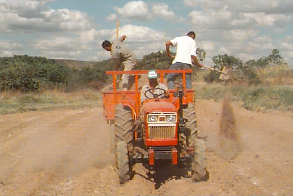 Distribuição do adubo orgânico para o plantio de pimenta